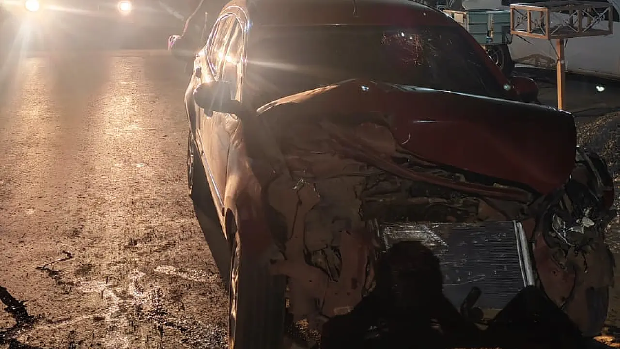 Carro bate contra caçamba e deixa homem ferido em Corumbá