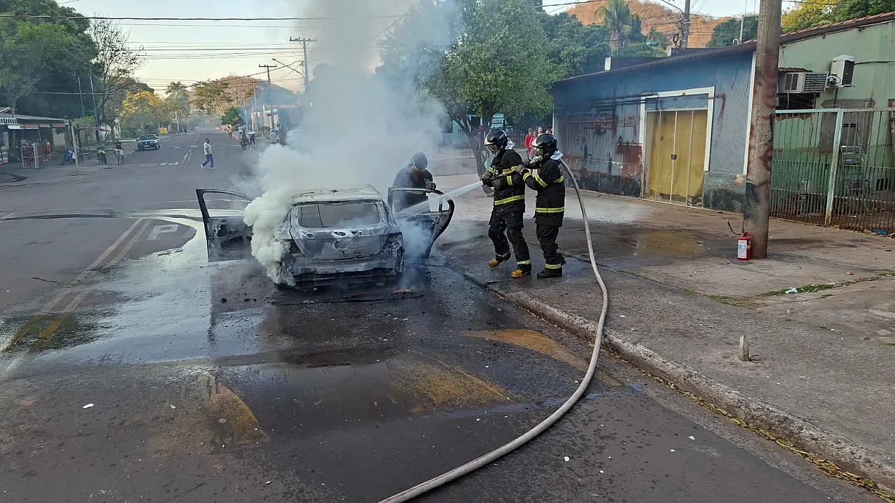 Bombeiros controlam incêndio e veículo tem perda total em Corumbá