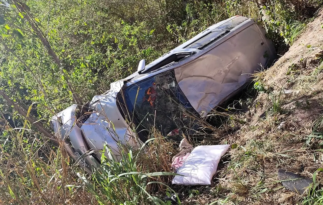 Carro boliviano capota na fronteira e motorista é socorrida por populares