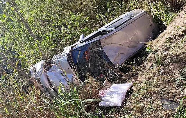 Carro boliviano capota na fronteira e motorista é socorrida por populares