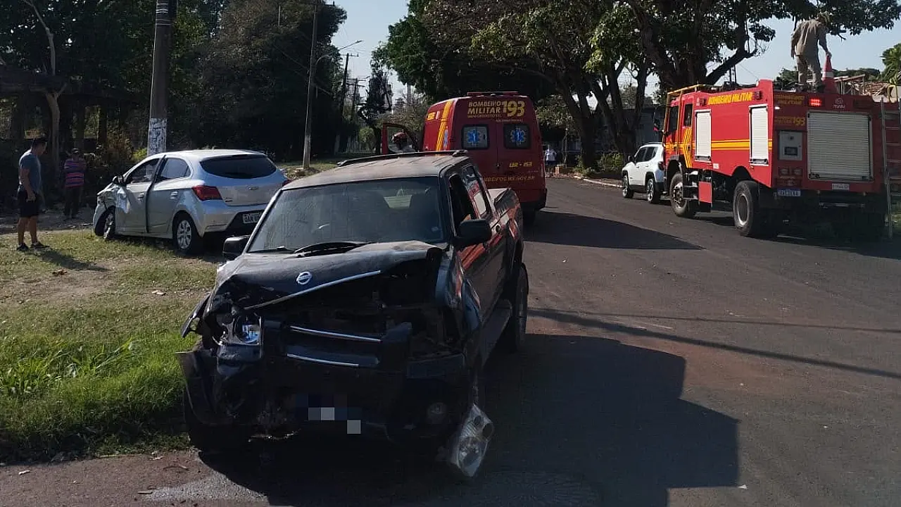 Carro bate em poste após colisão no bairro Universitário