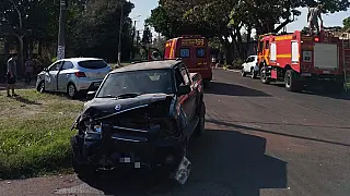 Carro bate em poste após colisão no bairro Universitário
