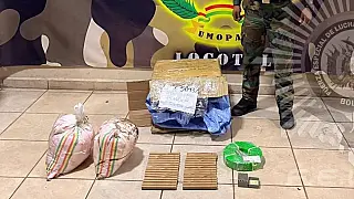 Polícia boliviana descobre maconha escondida em ônibus na fronteira