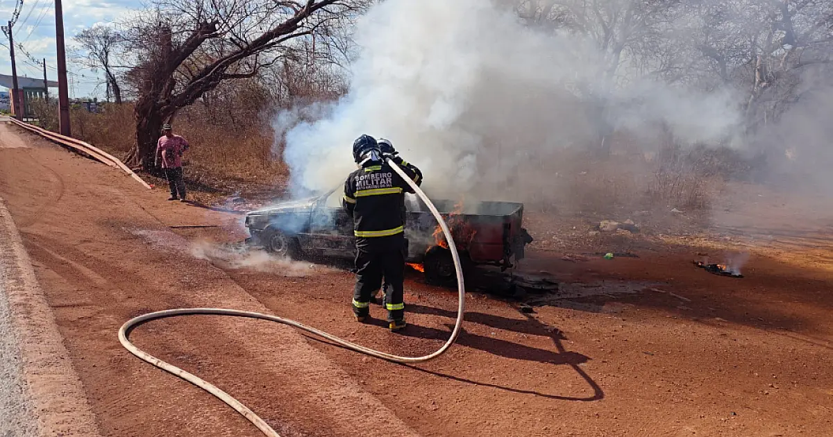 Carro é destruído por incêndio na BR-262 entre Corumbá e Ladário