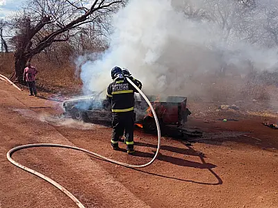 Carro é destruído por incêndio na BR-262 entre Corumbá e Ladário