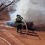 Carro é destruído por incêndio na BR-262 entre Corumbá e Ladário