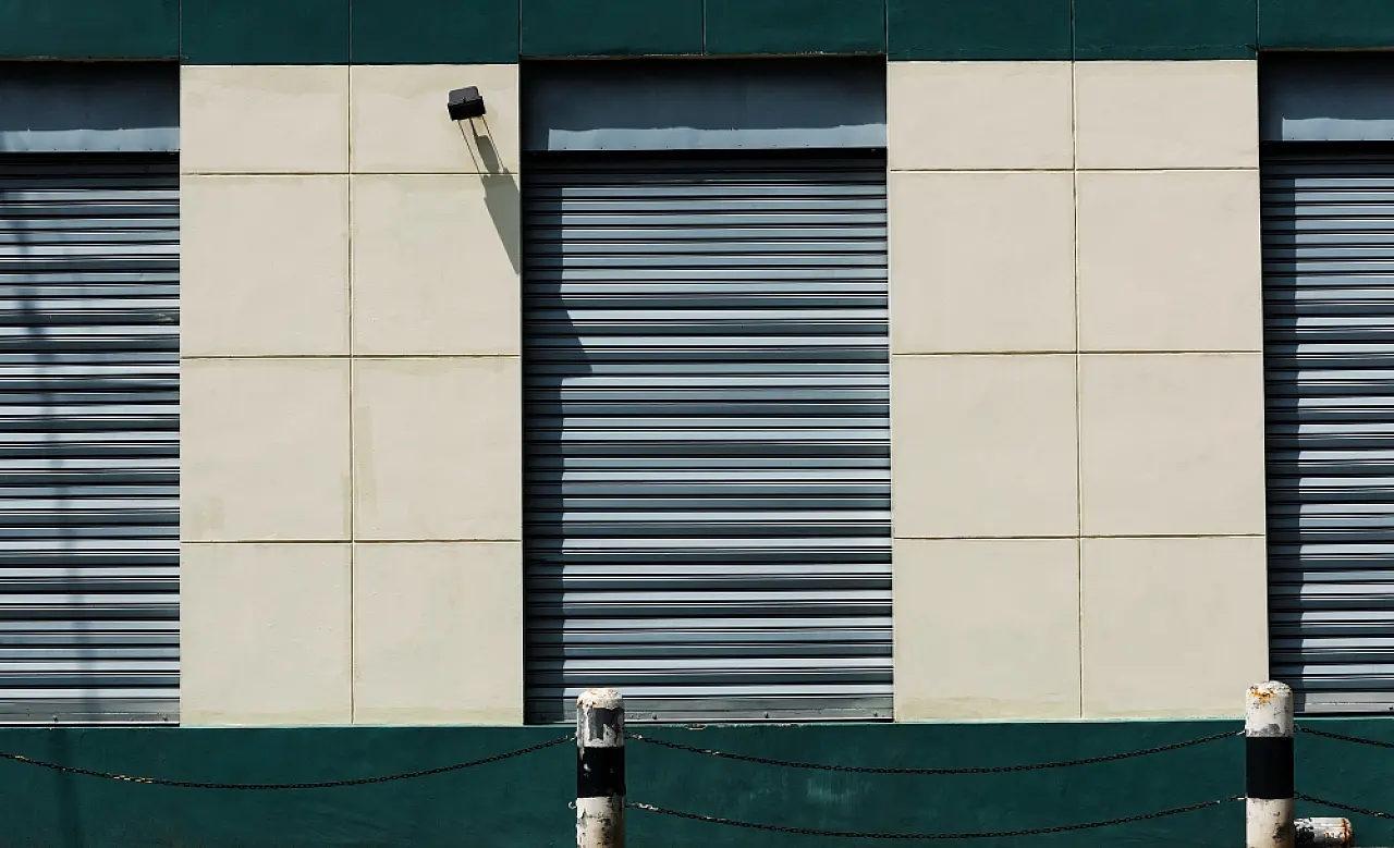Portas rápidas ajudam a controlar ambientes e preservar condições internas na indústria; entenda