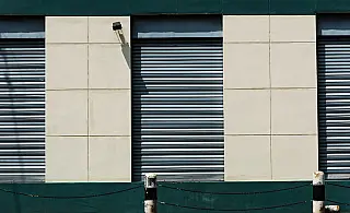 Portas rápidas ajudam a controlar ambientes e preservar condições internas na indústria; entenda