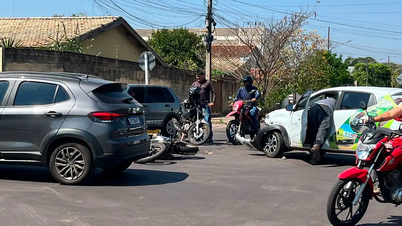 Colisão deixa motociclista ferido em cruzamento de Corumbá
