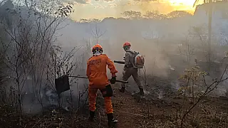 Incêndio consome vegetação e fumaça invade creche no Cristo Redentor