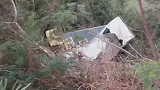 Caminhão-baú sai da pista e tomba em ribanceira de 10 metros na BR-262