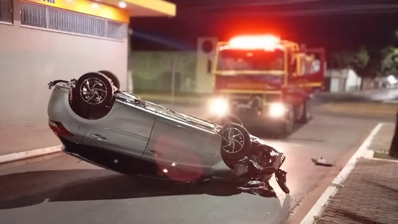 Capotamento na Porto Carreiro deixa condutora ferida na madrugada