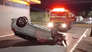 Capotamento na Porto Carreiro deixa condutora ferida na madrugada