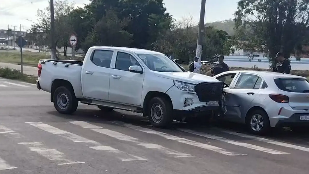 Colisão entre carros deixa condutora ferida em Corumbá