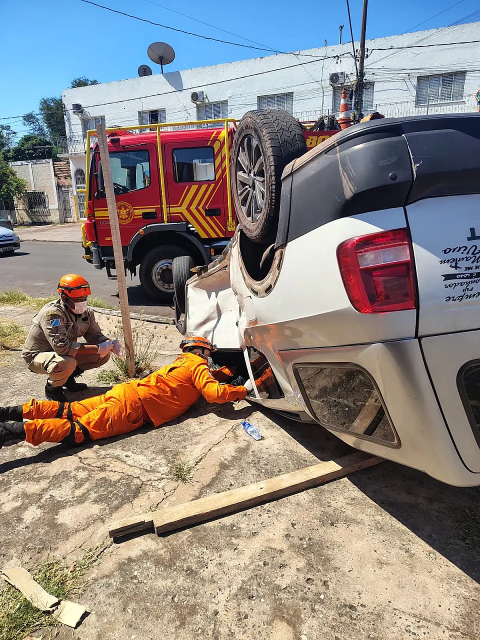 Carro capota após colisão no Aeroporto