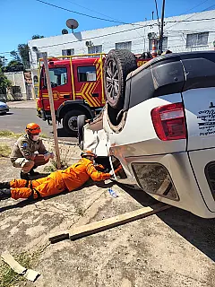 Carro capota após colisão no Aeroporto