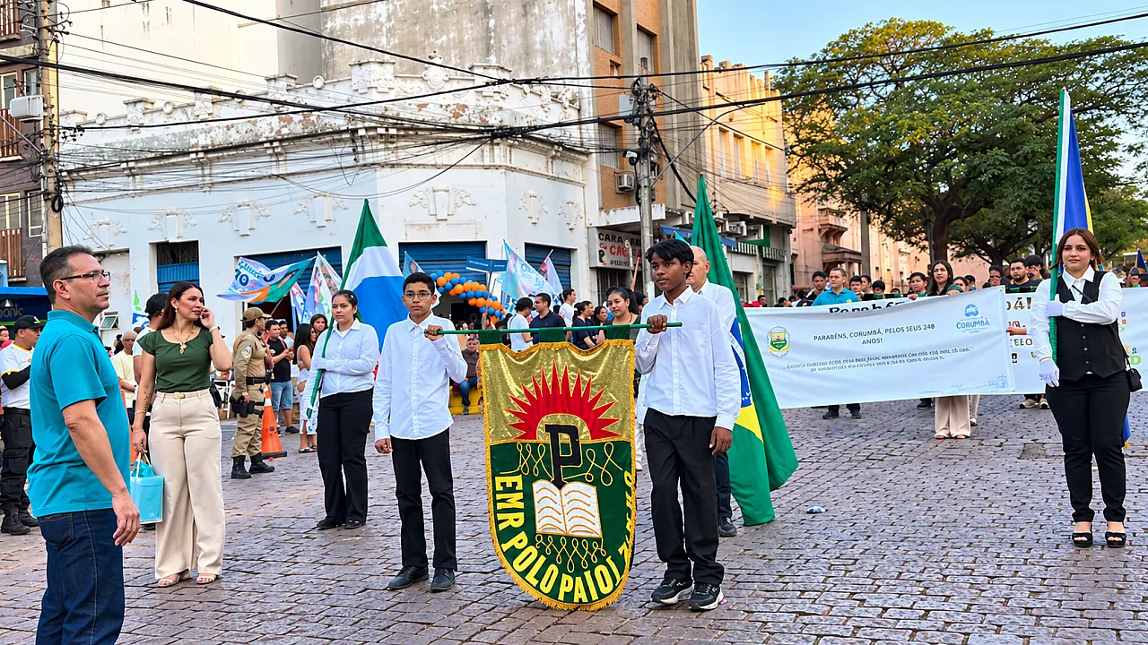 Desfile pelos 248 anos de Corumbá atravessa a noite e reúne famílias na General Rondon