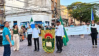 Desfile pelos 248 anos de Corumbá atravessa a noite e reúne famílias na General Rondon