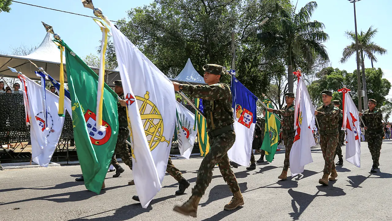 Hasteamento da bandeira e desfile marcam o 7 de Setembro em Corumbá