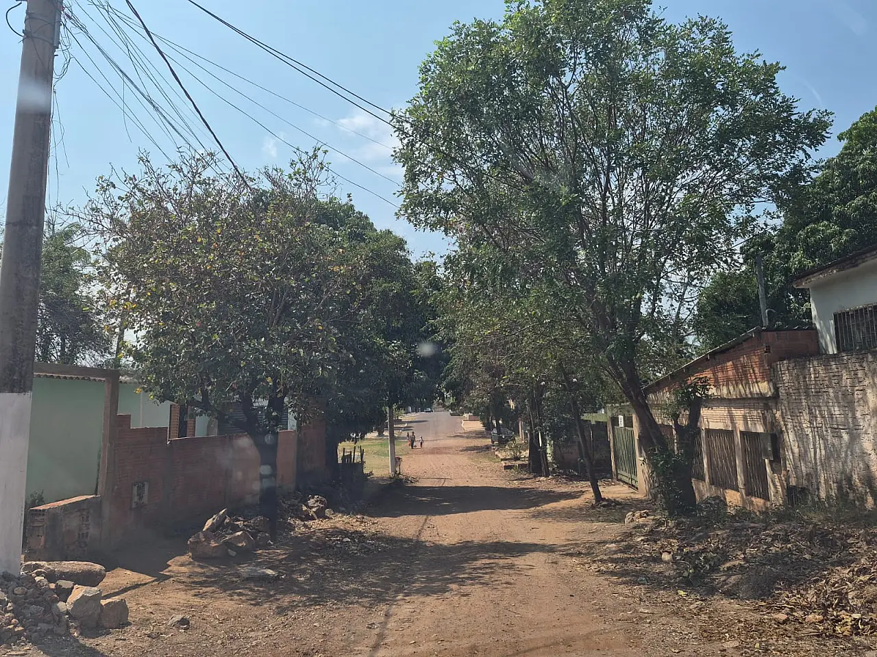 Moradores buscam apoio de vereador para pavimentação da Tancredo Neves