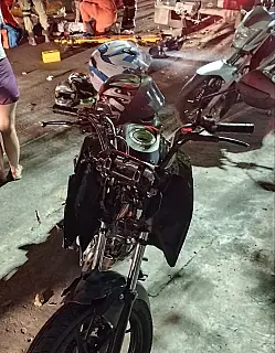Motociclista sofre traumatismo craniano após bater em carro estacionado