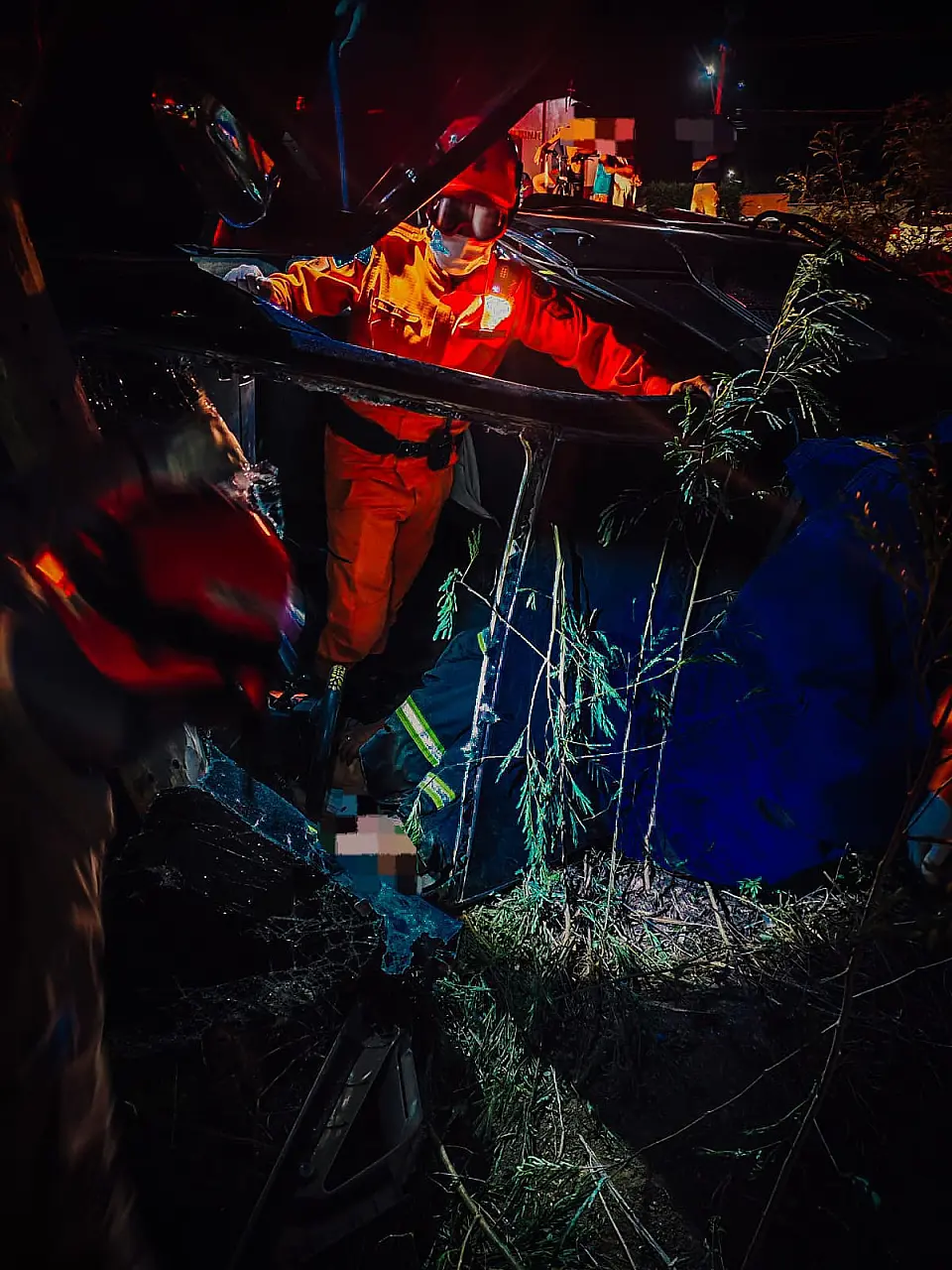 Van boliviana tomba em barranco e motorista é resgatada em Corumbá
