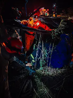 Van boliviana tomba em barranco e motorista é resgatada em Corumbá