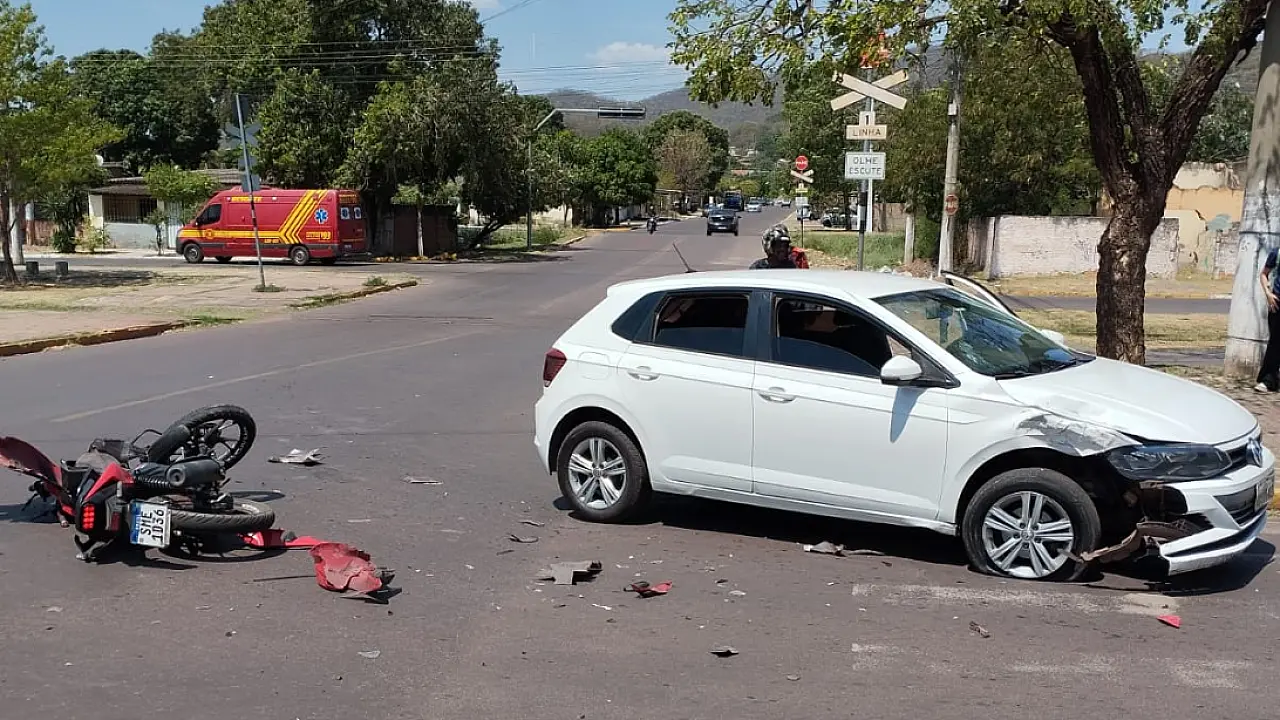 Motociclista sofre fratura exposta após colidir com carro no Maria Leite