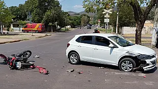 Motociclista sofre fratura exposta após colidir com carro no Maria Leite