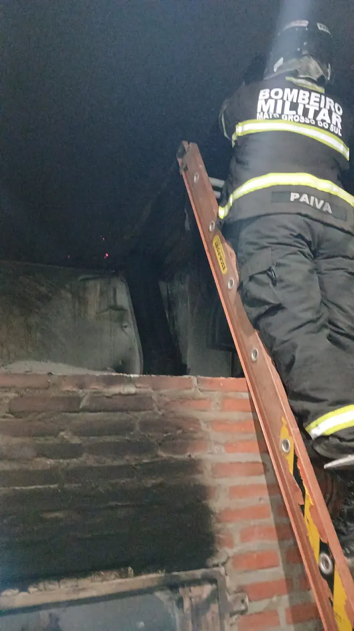 Princípio de incêndio atinge telhado de pizzaria no Centro de Corumbá