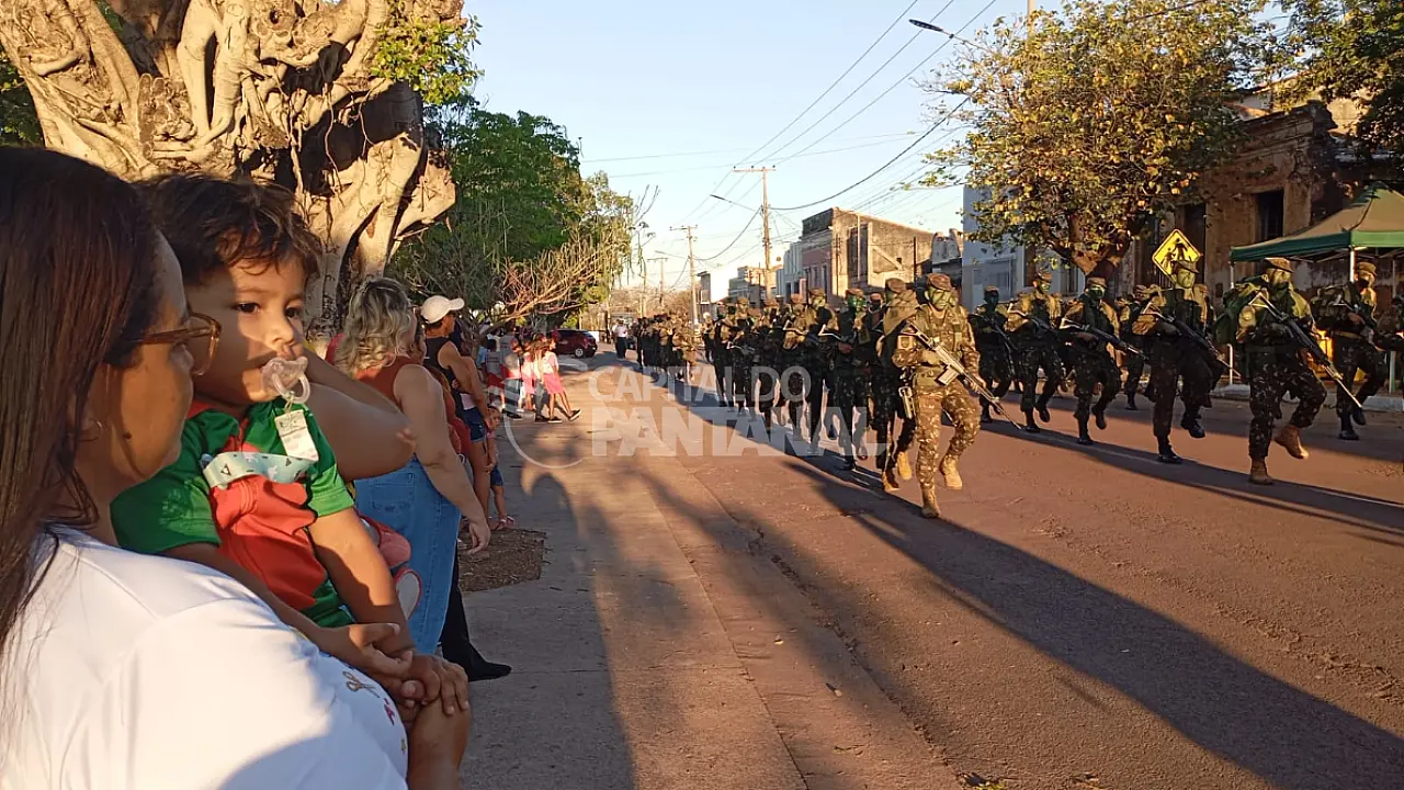 Desfile atrai grande público em celebração aos 248 anos de Ladário