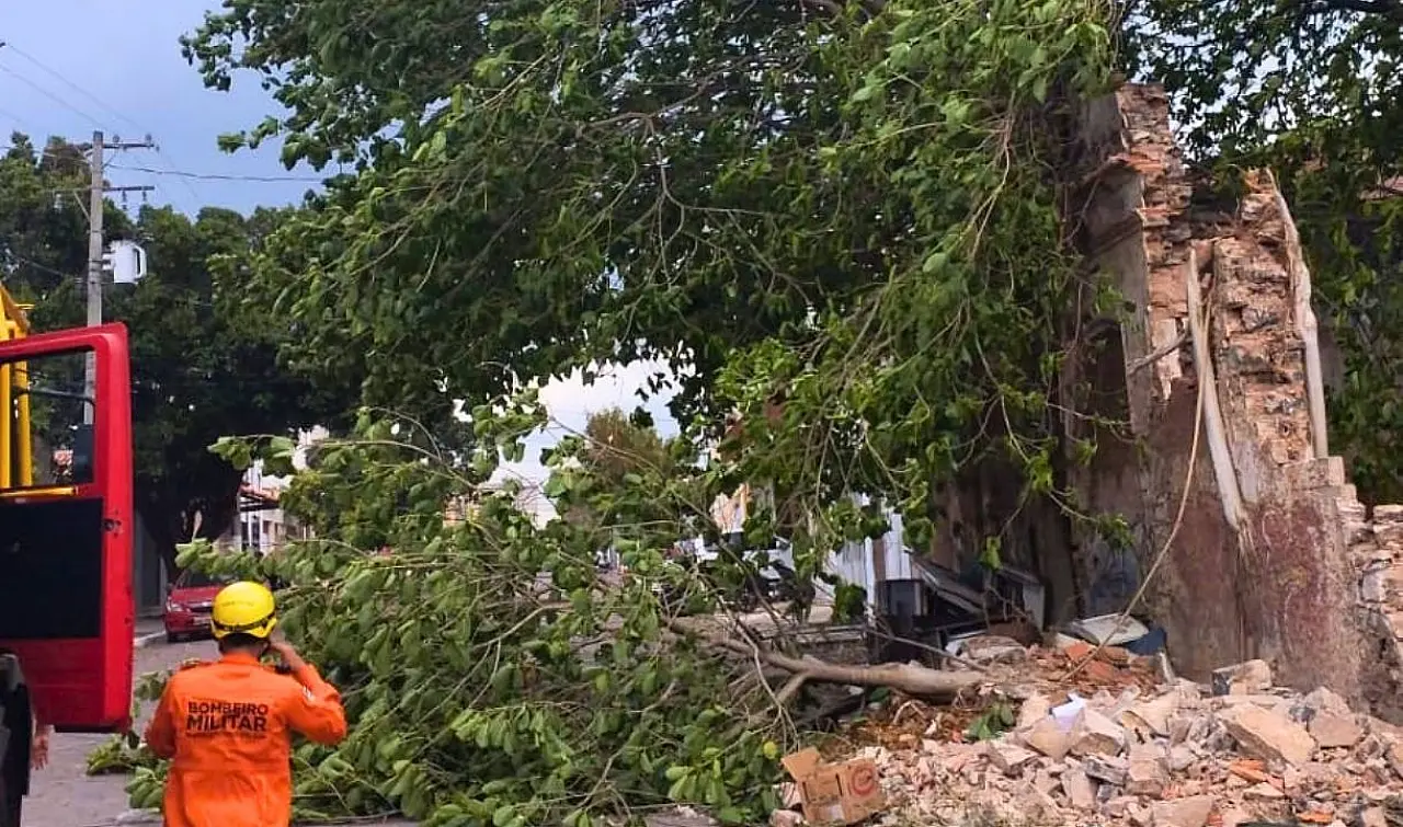 Temporal deixa estragos em diferentes bairros de Corumbá nesta terça-feira