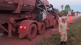 Colisão entre carretas deixa motorista ferido na BR 262