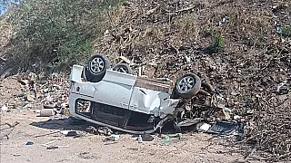 Carro boliviano capota e deixa três feridos na estrada do Assentamento Taquaral