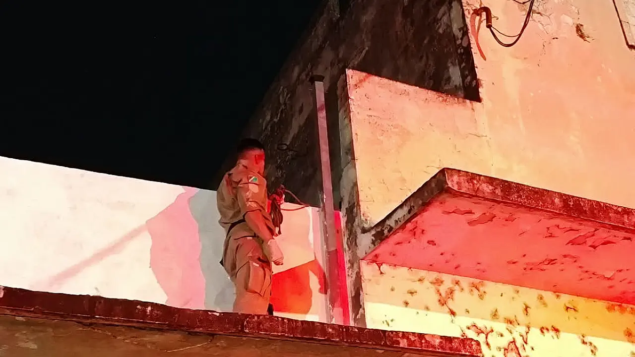 Flagrado em telhado, homem tenta fugir e cai em vão entre prédios em Corumbá