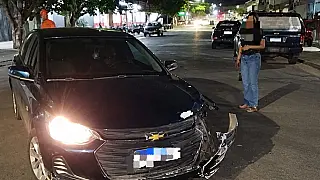 Batida entre carro e moto deixa jovem com suspeita de fratura no pé em Corumbá