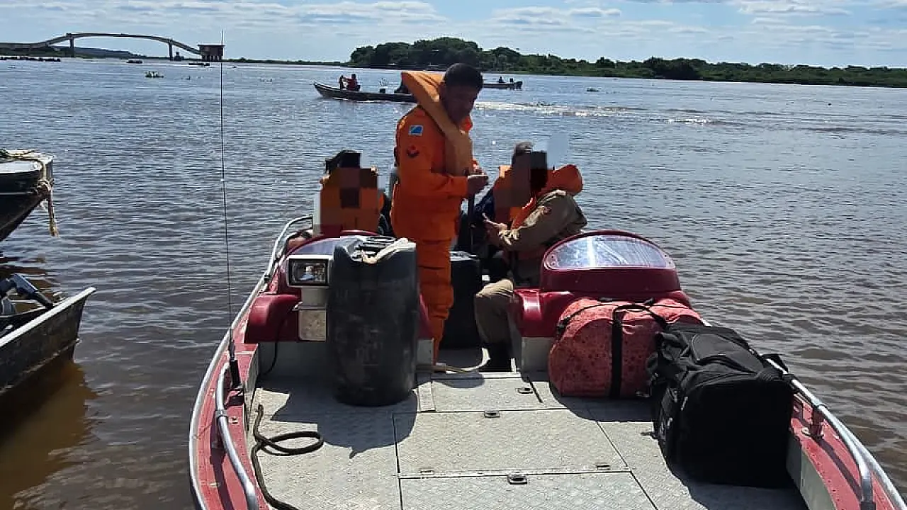 Bombeiros fazem resgate fluvial de duas alunas de escola rural no Pantanal