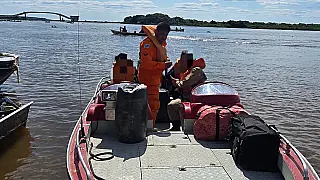 Bombeiros fazem resgate fluvial de duas alunas de escola rural no Pantanal