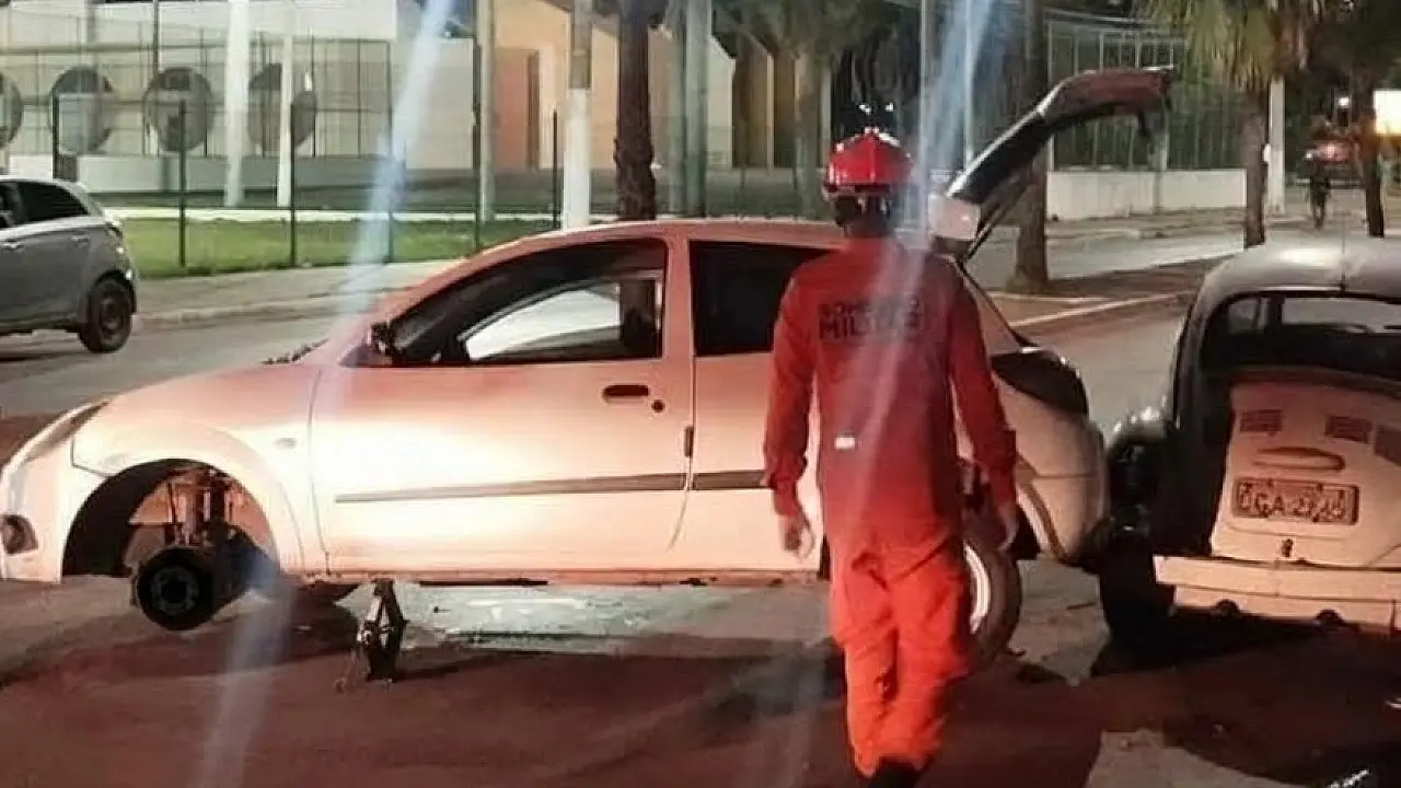 Carro bate contra árvore na Avenida Porto Carreiro e deixa adolescente ferida em Corumbá