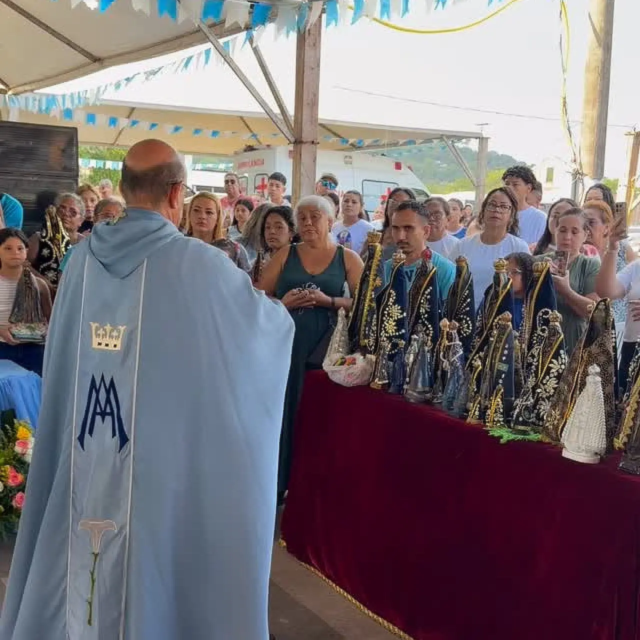 Fiéis lotam missa em homenagem a Nossa Senhora Aparecida