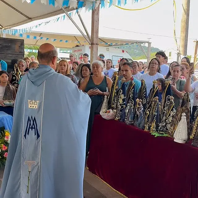Fiéis lotam missa em homenagem a Nossa Senhora Aparecida