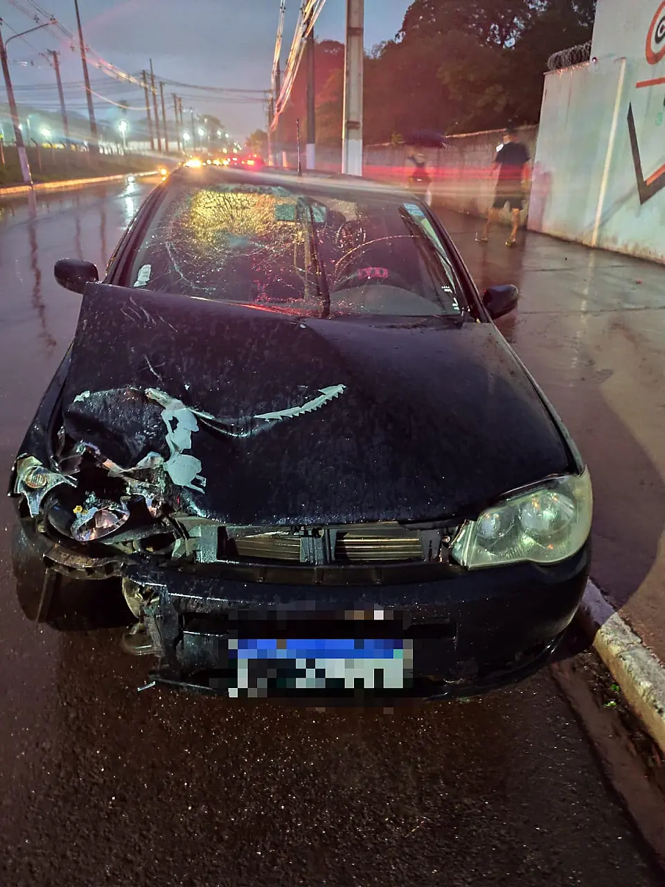 Carro invade contramão, bate em moto e motorista é detido por populares em Corumbá