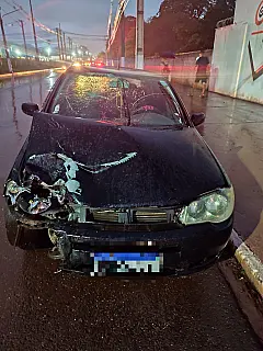 Carro invade contramão, bate em moto e motorista é detido por populares em Corumbá