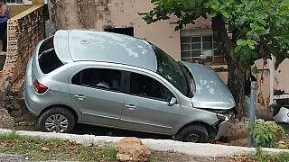 Carro bate contra mureta e árvore no Centro de Corumbá