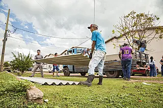 Quatro dias após temporal, moradores do Flamboyant 2 recebem telhas para reparar coberturas