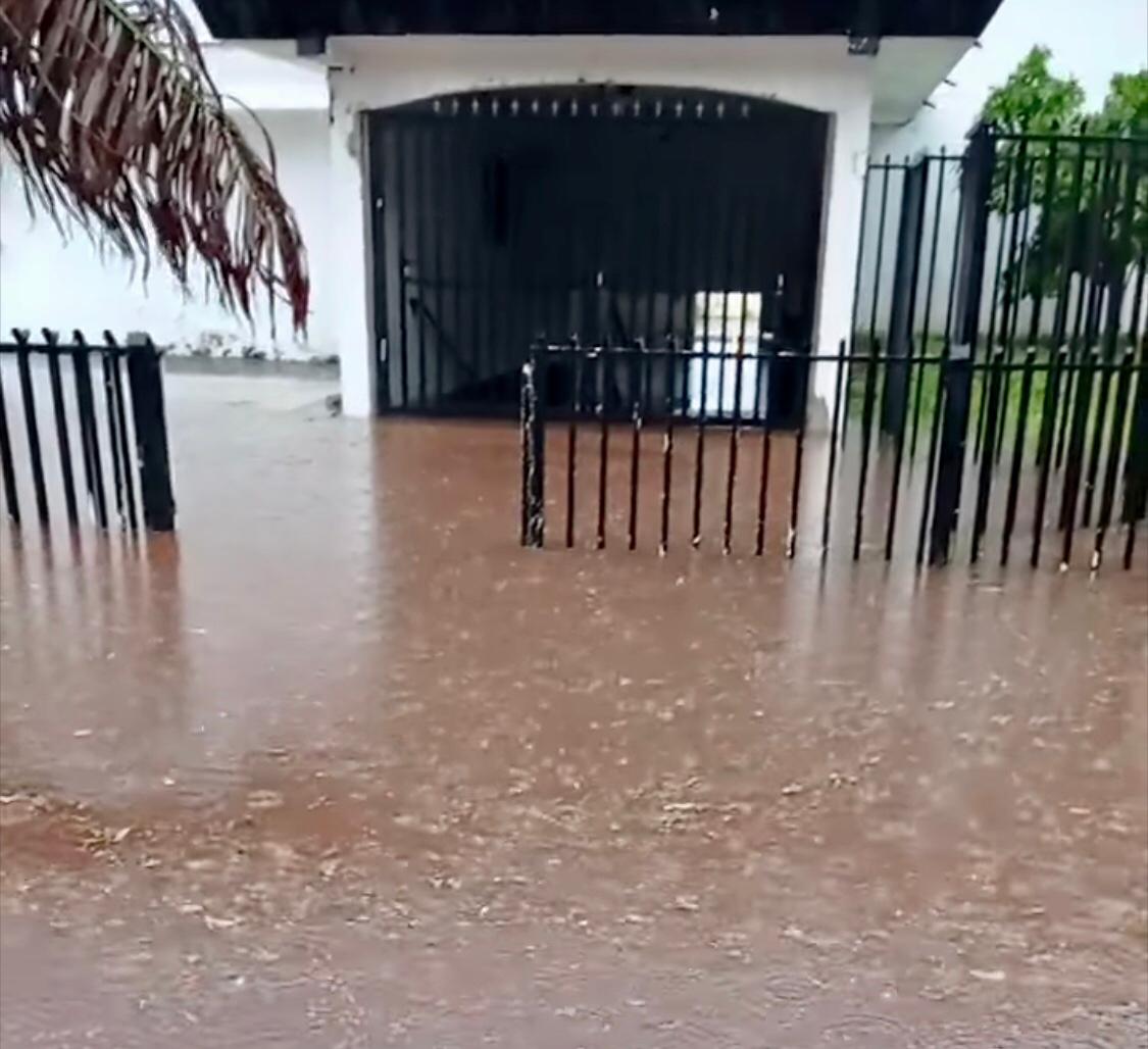Clube tradicional de Corumbá ficou com a entrada tomada de água da chuva