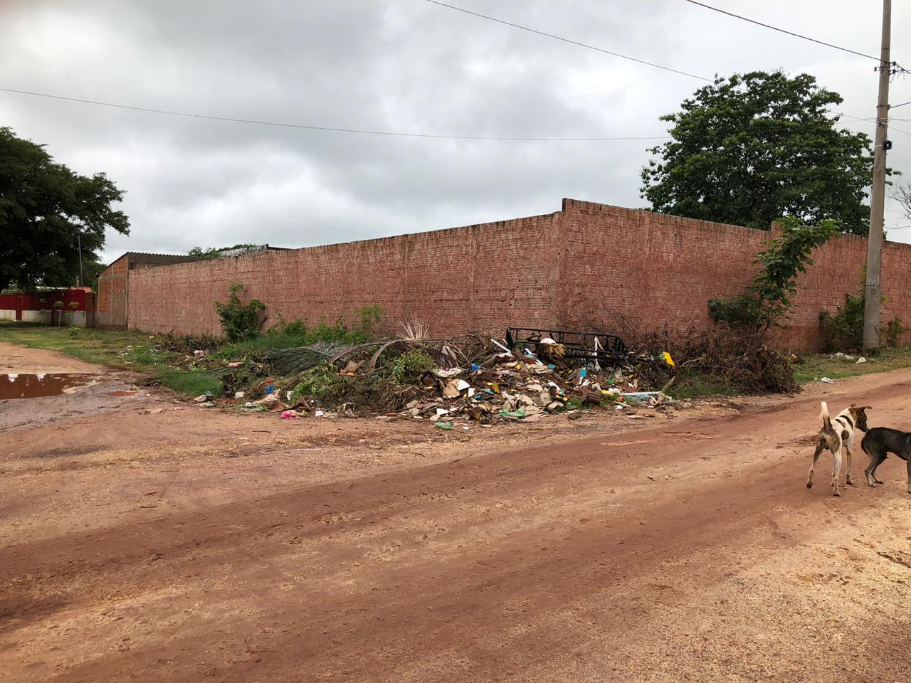 Lixo também toma conta das ruas, principalmente nos bairros