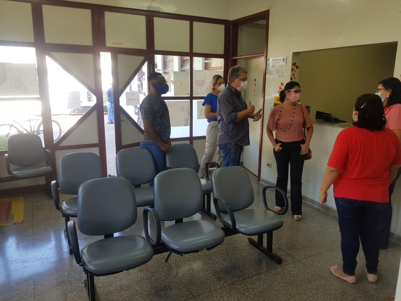 Parlamentares em visita no hemonúcleo
