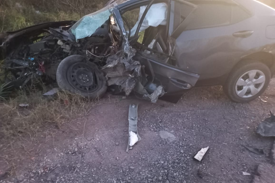 Carro sofreu graves avarias na colisão.