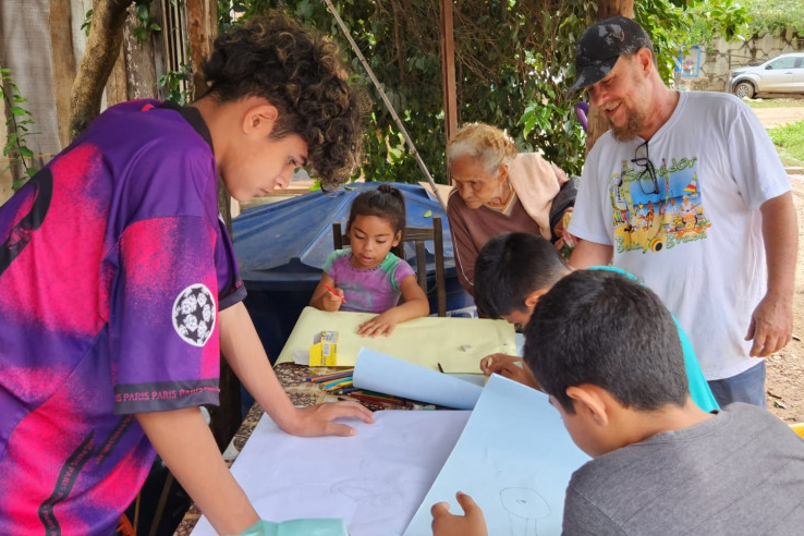 Artista de Campo Grande presta apoio para moradores 